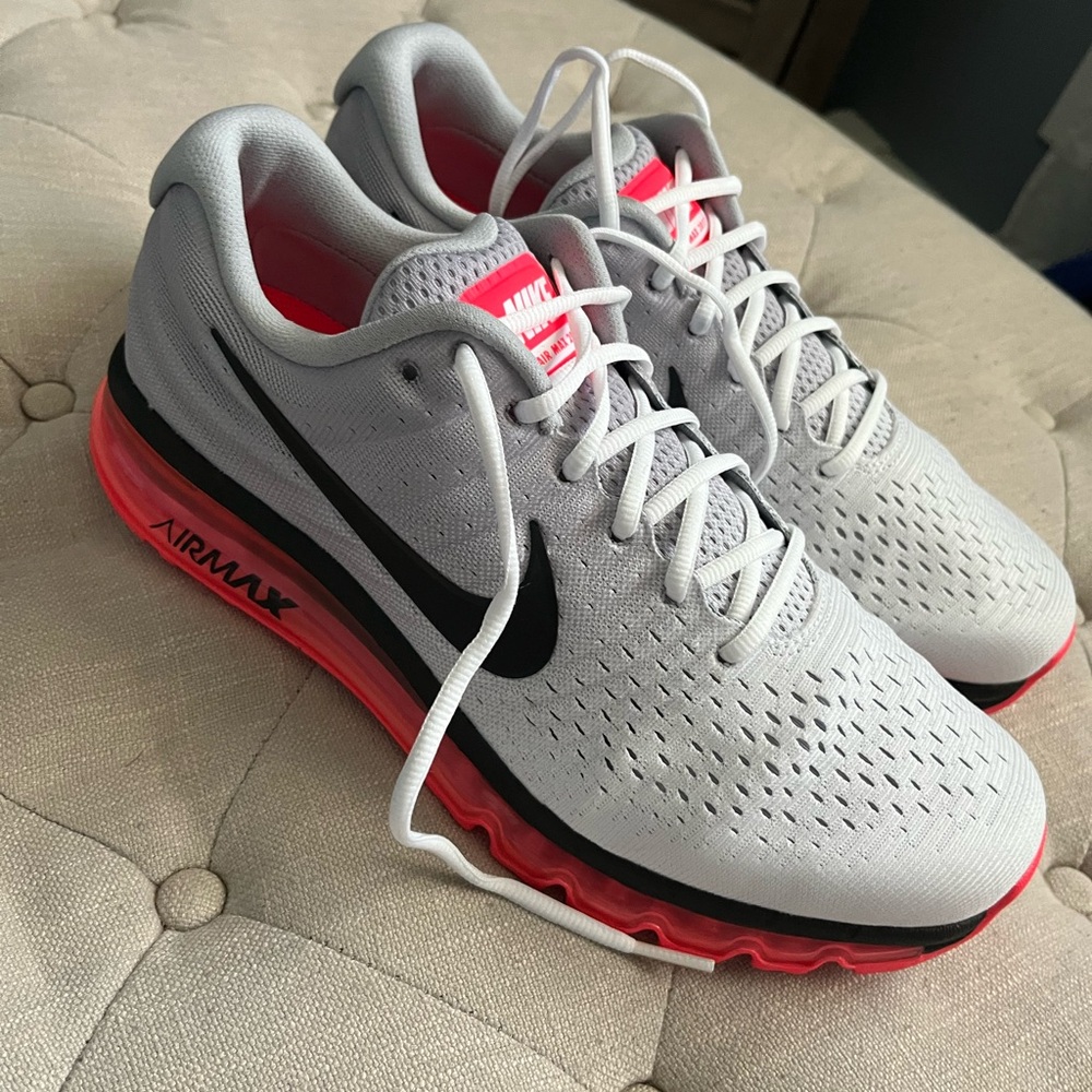 Men’s Nike Air Max 2017 Men's Athletic Shoes in Gray and Pink